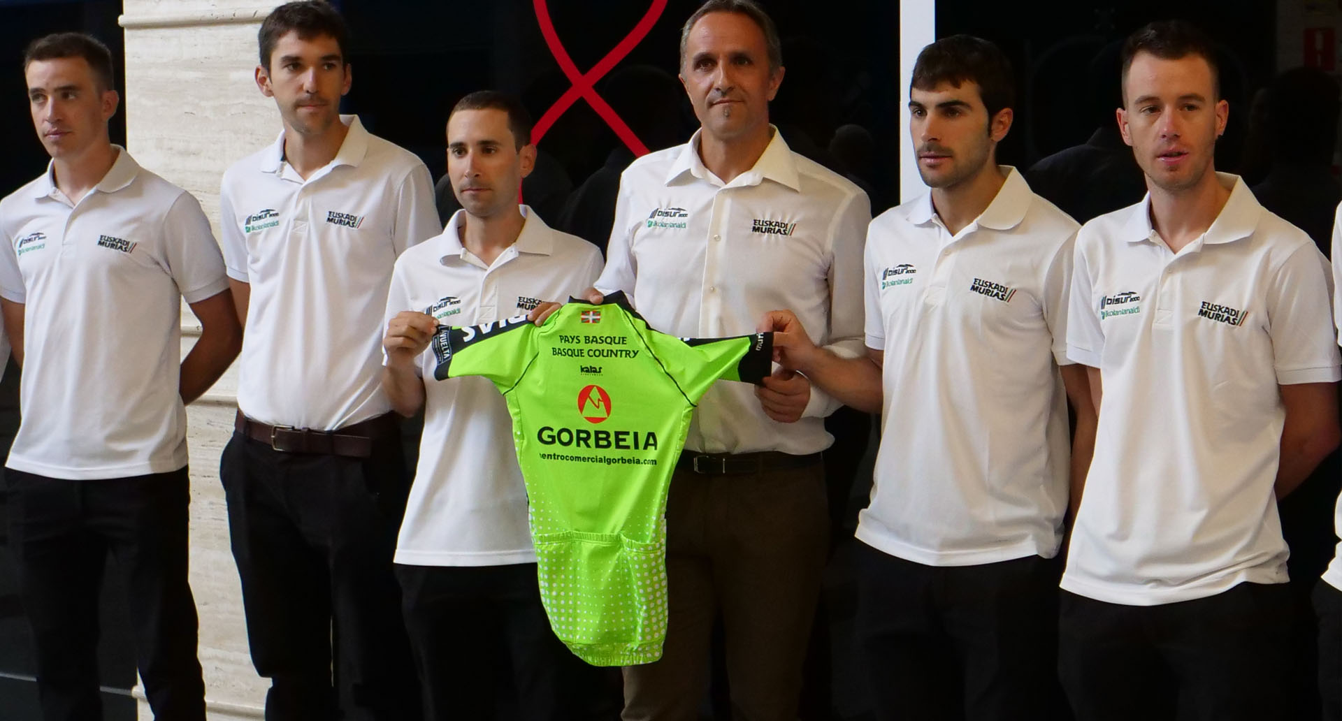 Euskadi - Murias taldeak Espainiako Vueltan lehiatuko duen zortzikotea aurkeztu du Gorbeia Merkataritza Gunean