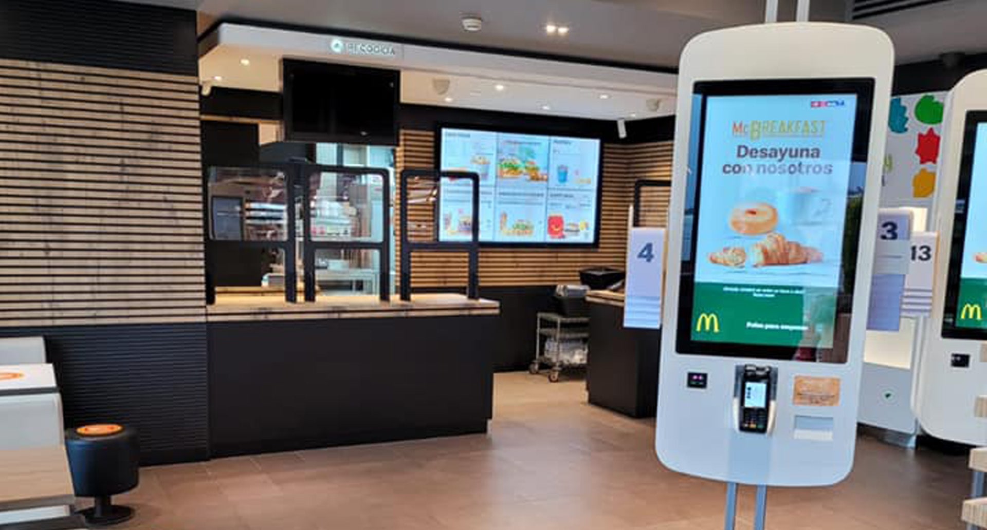 Mc Donalds Gorbeia reabre sus puertas tras completar su renovación